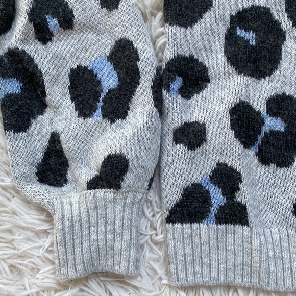 🎉HP🎉 Loft Crewneck Leopard Sweater 💗 Gray & Blue - Picture 8 of 12
